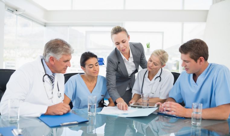 Lidera y Optimiza Instituciones de Salud: Estrategia, Riesgos y Control de Resultados