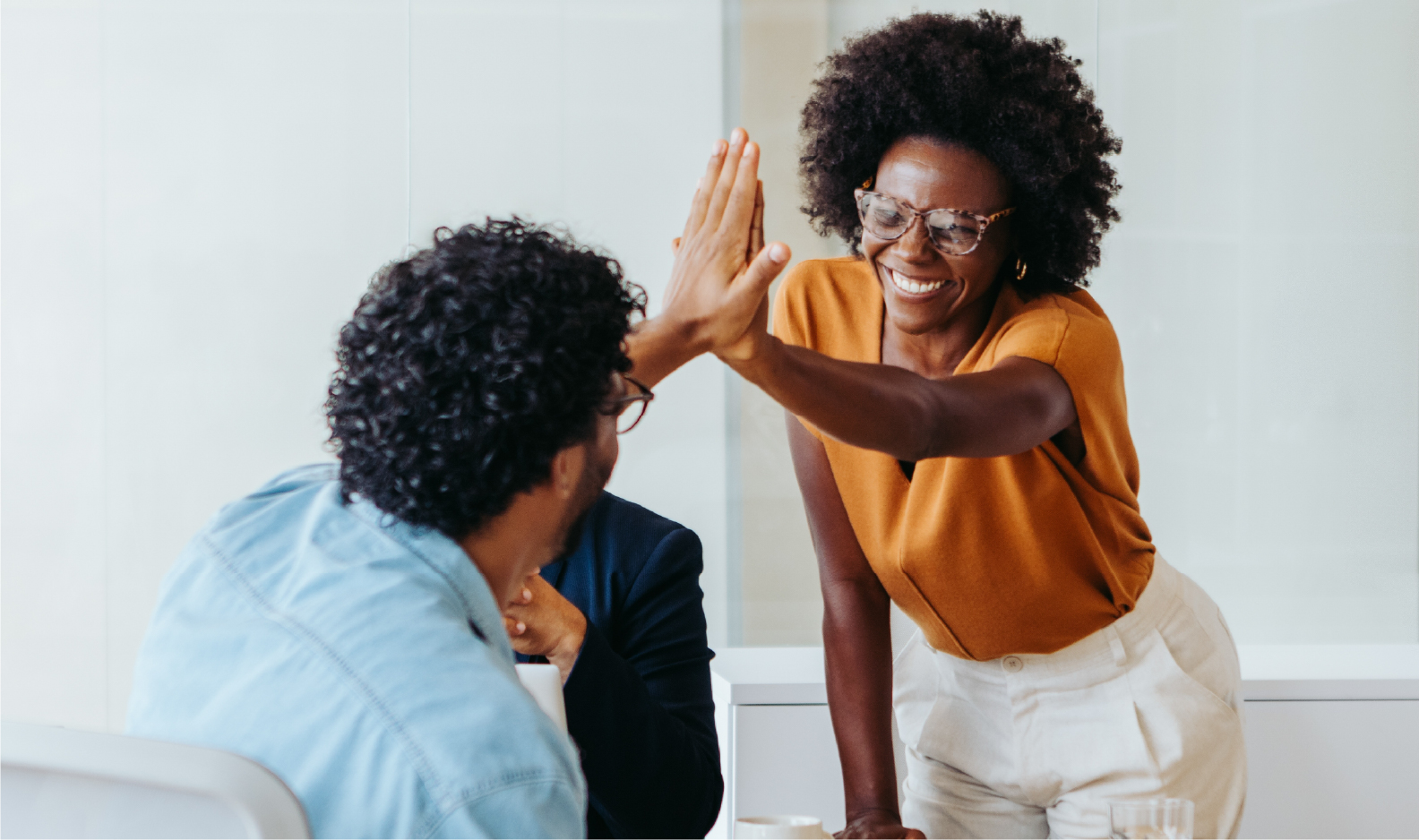 Climas Laborales Positivos: Estrategias Psicol&oacute;gicas para un Entorno Saludable y Sostenible
